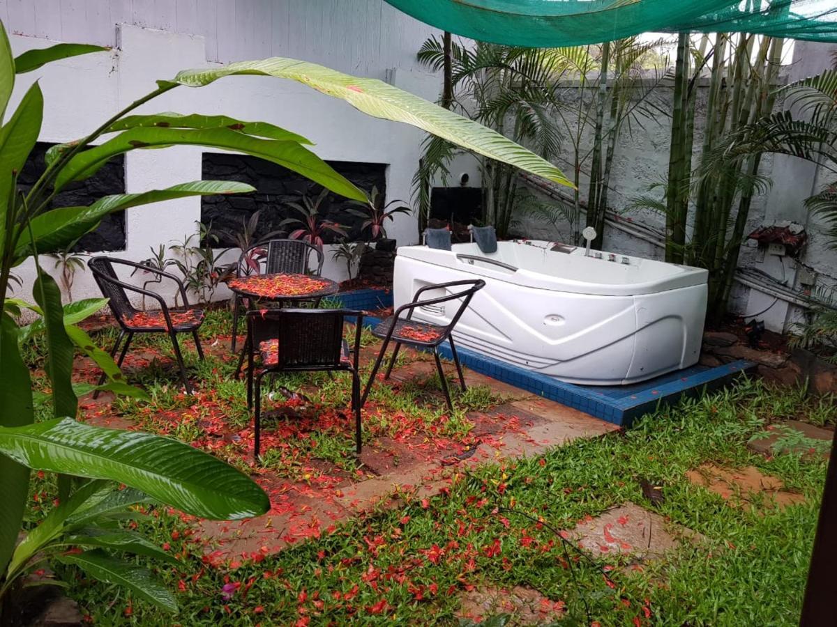 Rock Forest Goa Honeymoon Cottages Калангут Экстерьер фото